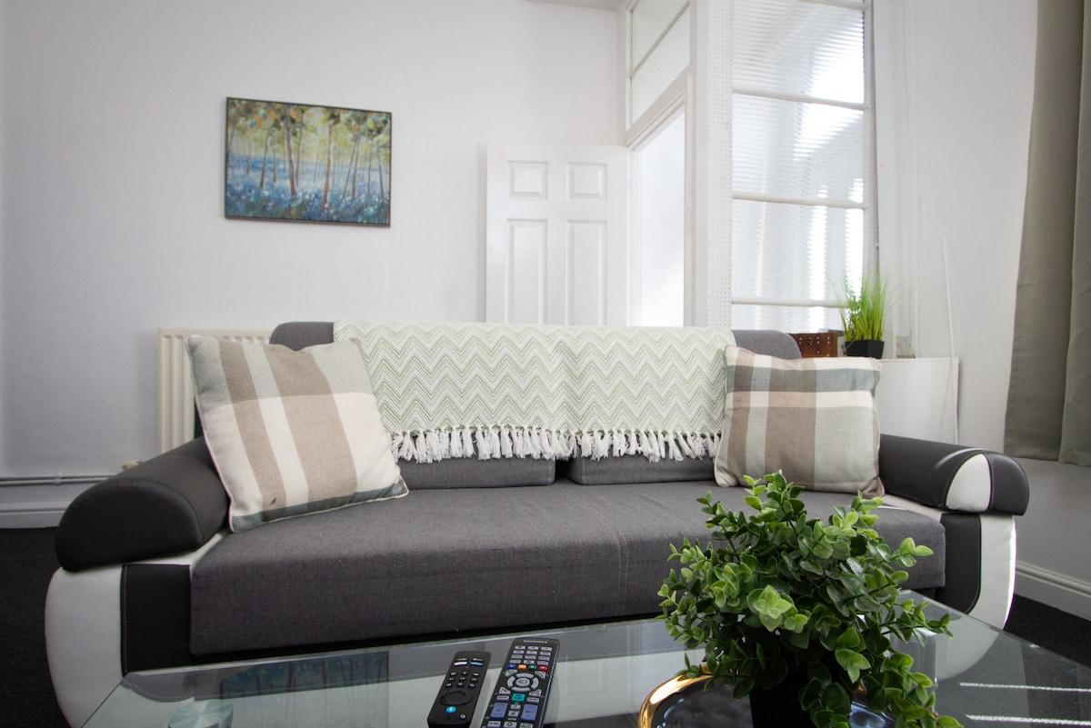 Spacious 2BR in Chadderton Near Manchester6