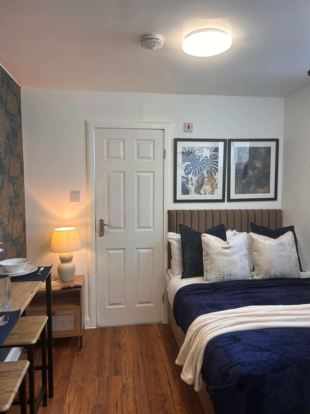 Stylish Double bed Studio W/Full Kitchen Bletchly2