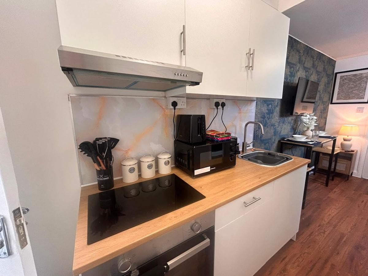 Stylish Double bed Studio W/Full Kitchen Bletchly4