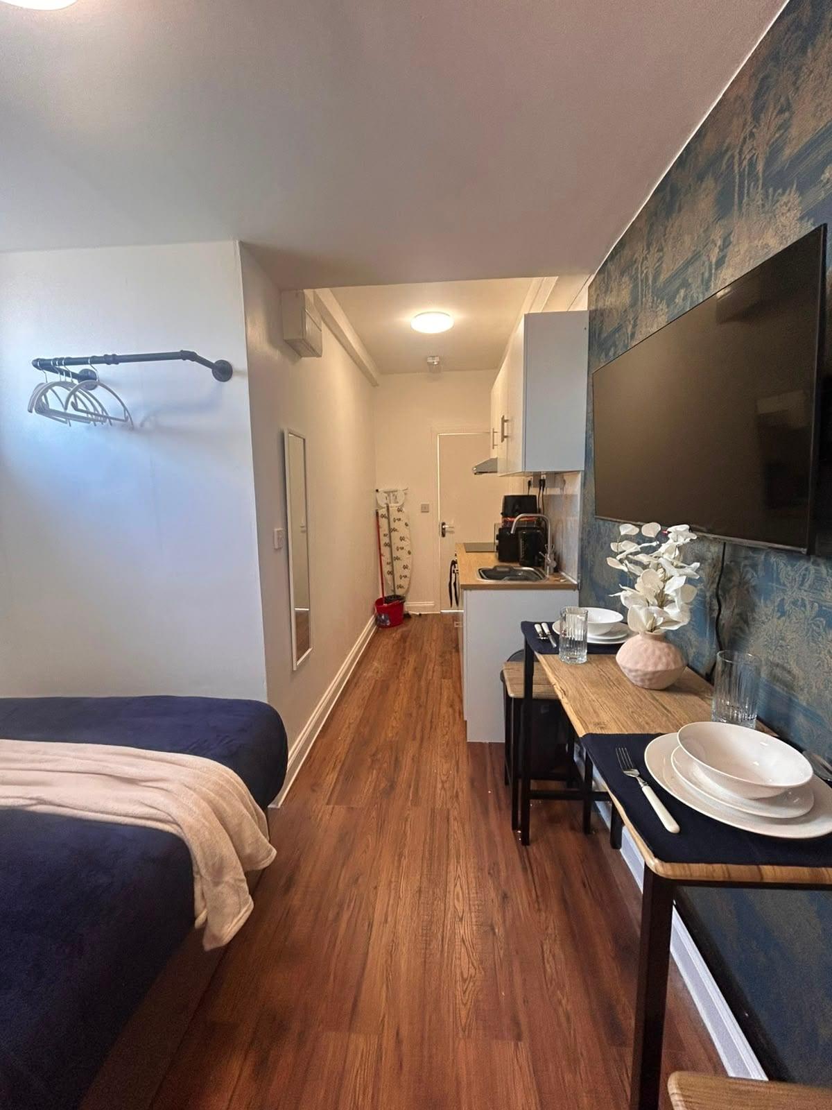 Stylish Double bed Studio W/Full Kitchen Bletchly5