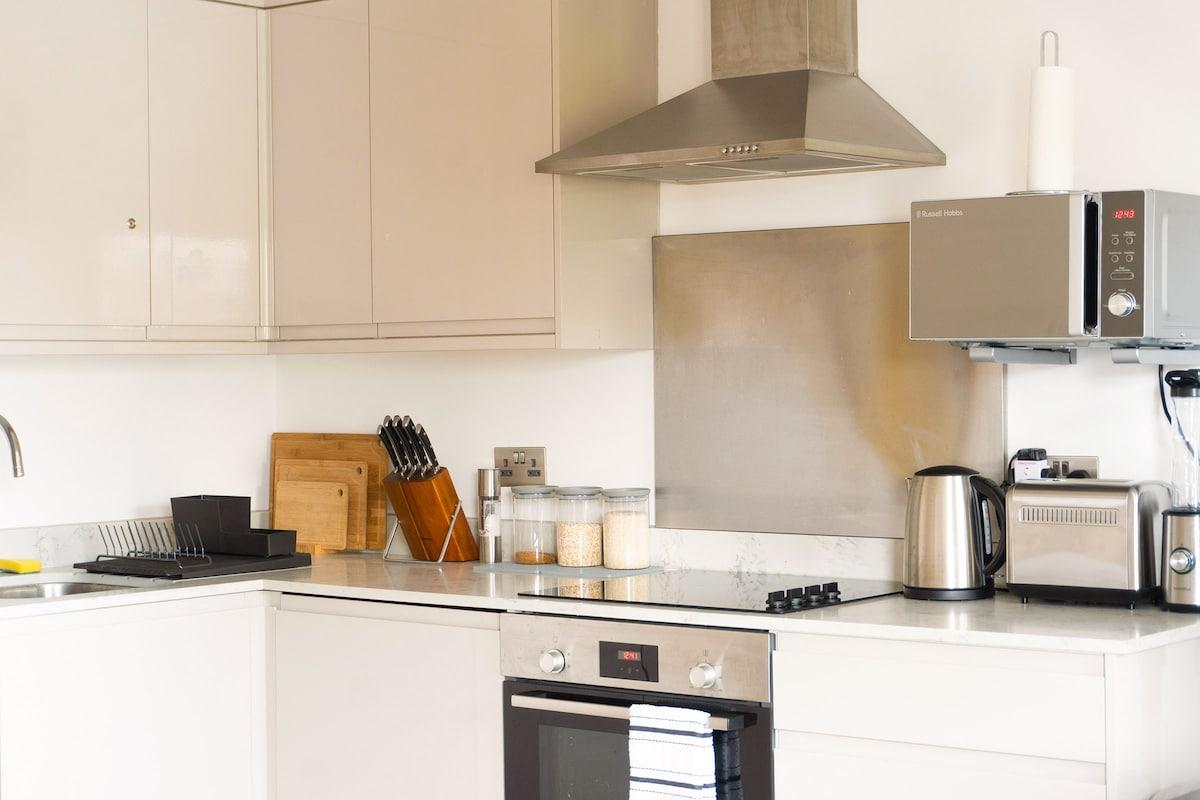 Stylish 1 Bed Penthouse | Close to Slough station5
