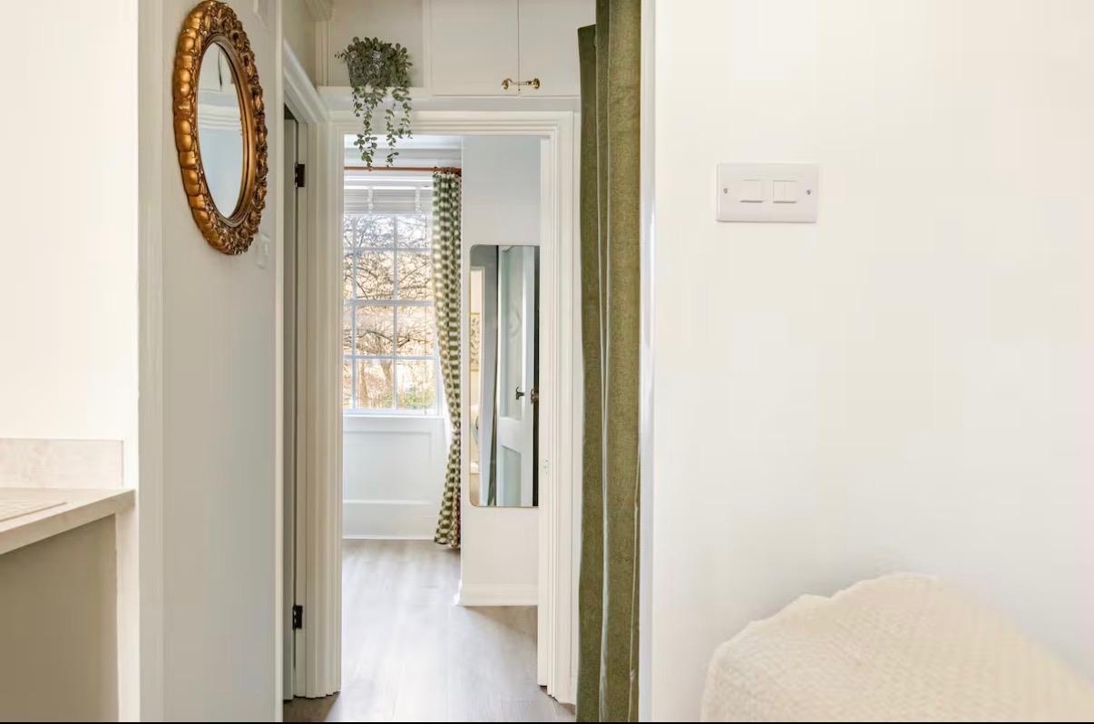 Georgian Luxury Apartment · Central Bat6