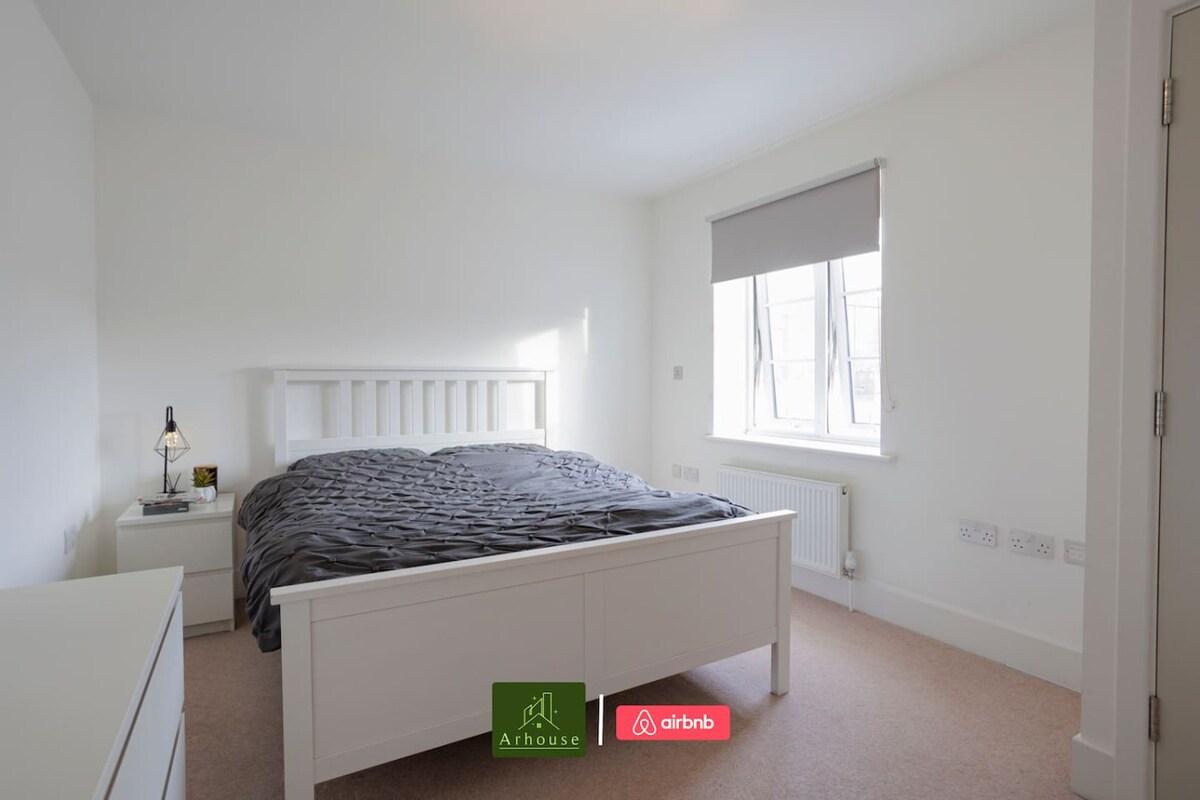 Modern 1 Bed Apartments next to Kingston Station5