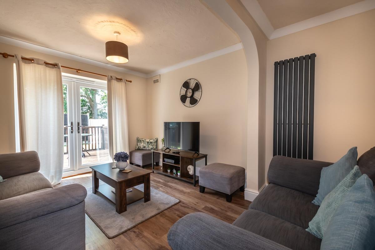 Spacious 4 bed House with Garden, Parking & Wi-Fi2