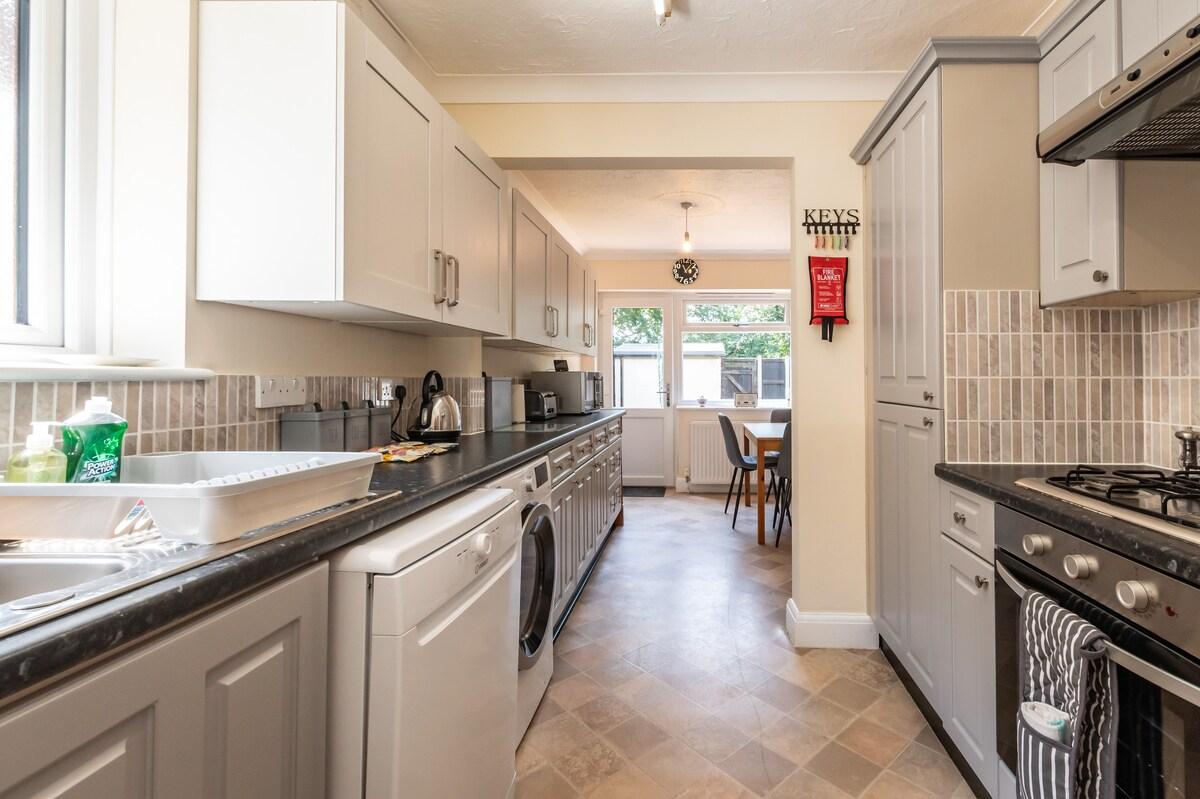 Spacious 4 bed House with Garden, Parking & Wi-Fi5