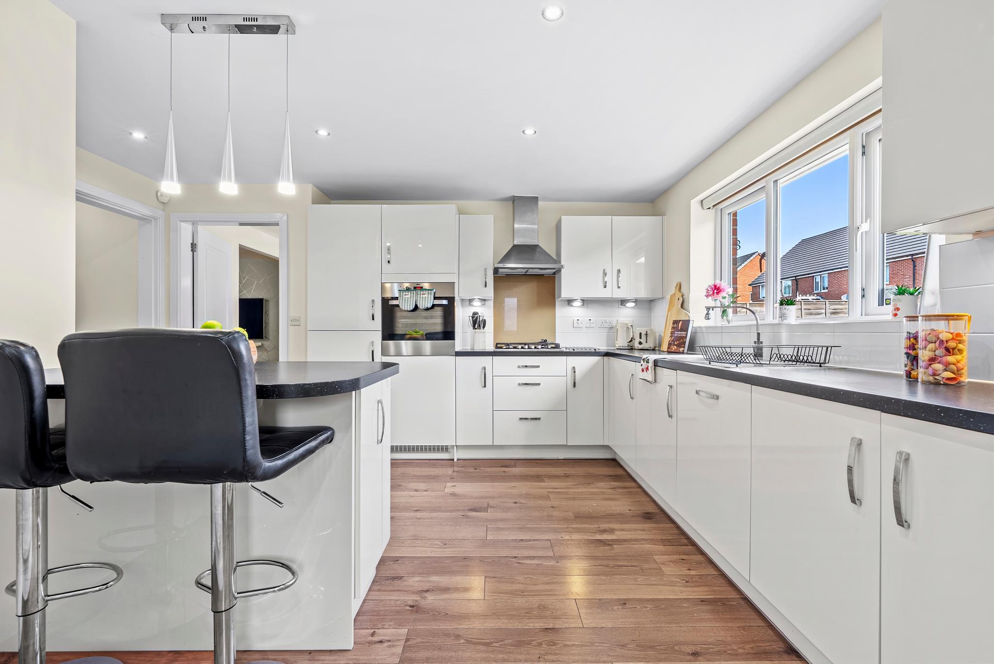Business & Family Stays-4 Bedroom-Parking & Garden2