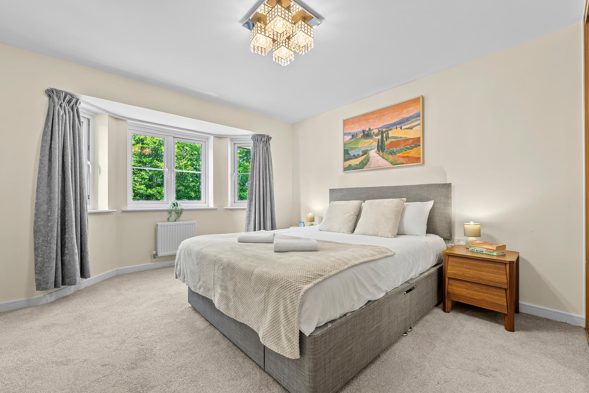Business & Family Stays-4 Bedroom-Parking & Garden4