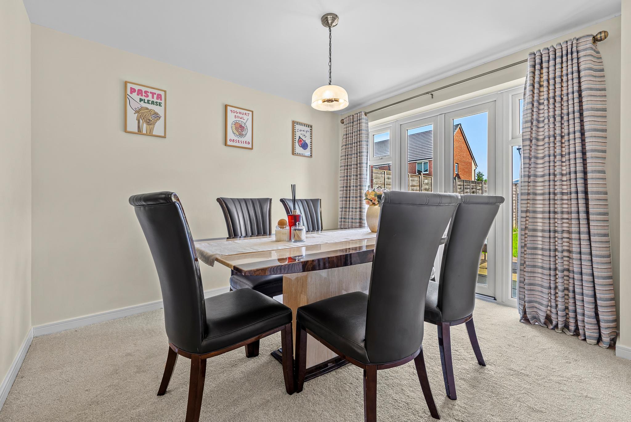 Business & Family Stays-4 Bedroom-Parking & Garden3