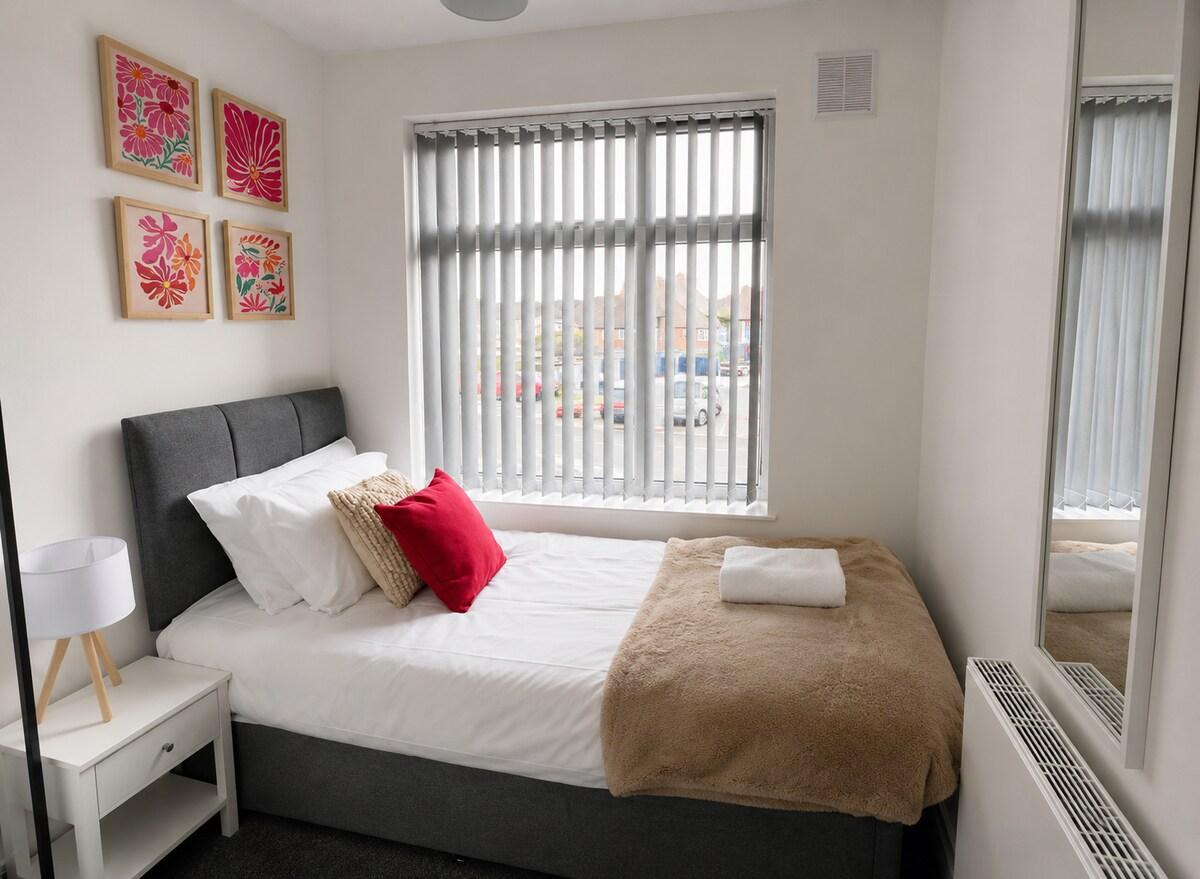 New 3BR House | Parking | Near CBS Arena | UHCW6
