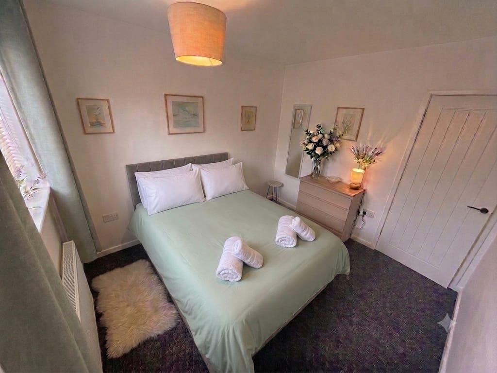 Spacious 2 BDR Bungalow House in Birtley-Driveway3