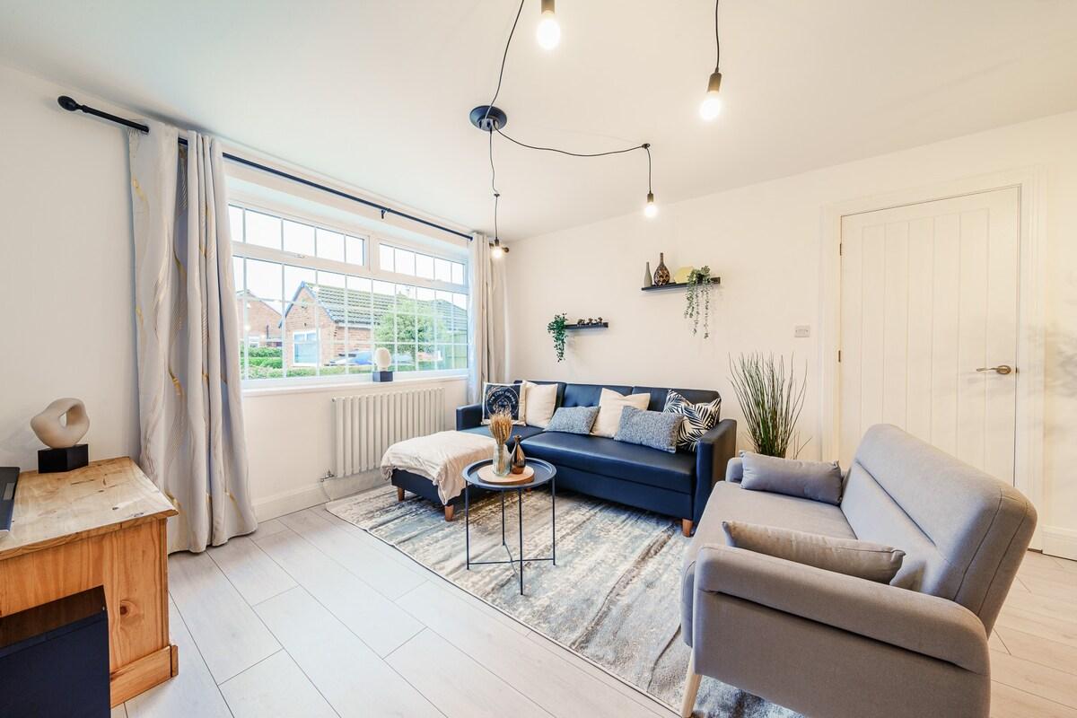 Stylish 6BR Home | Sleeps 12 | Free Parking-Garden1