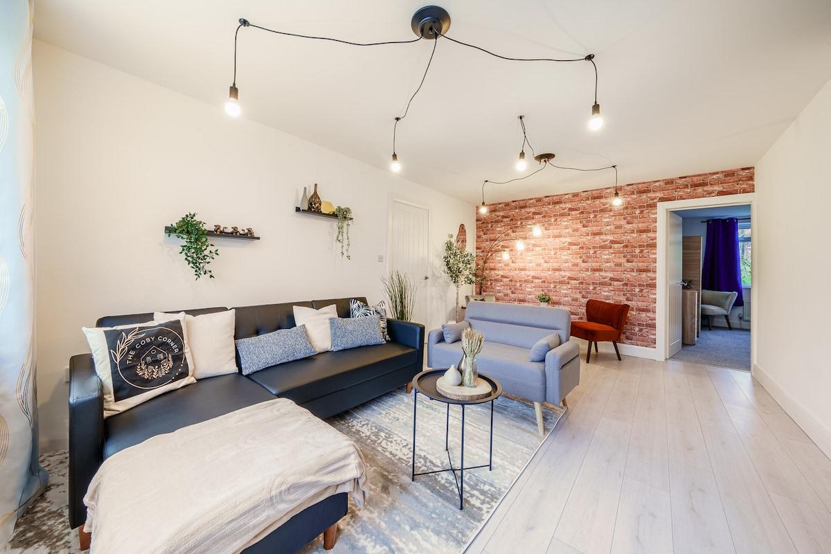 Stylish 6BR Home | Sleeps 12 | Free Parking-Garden2