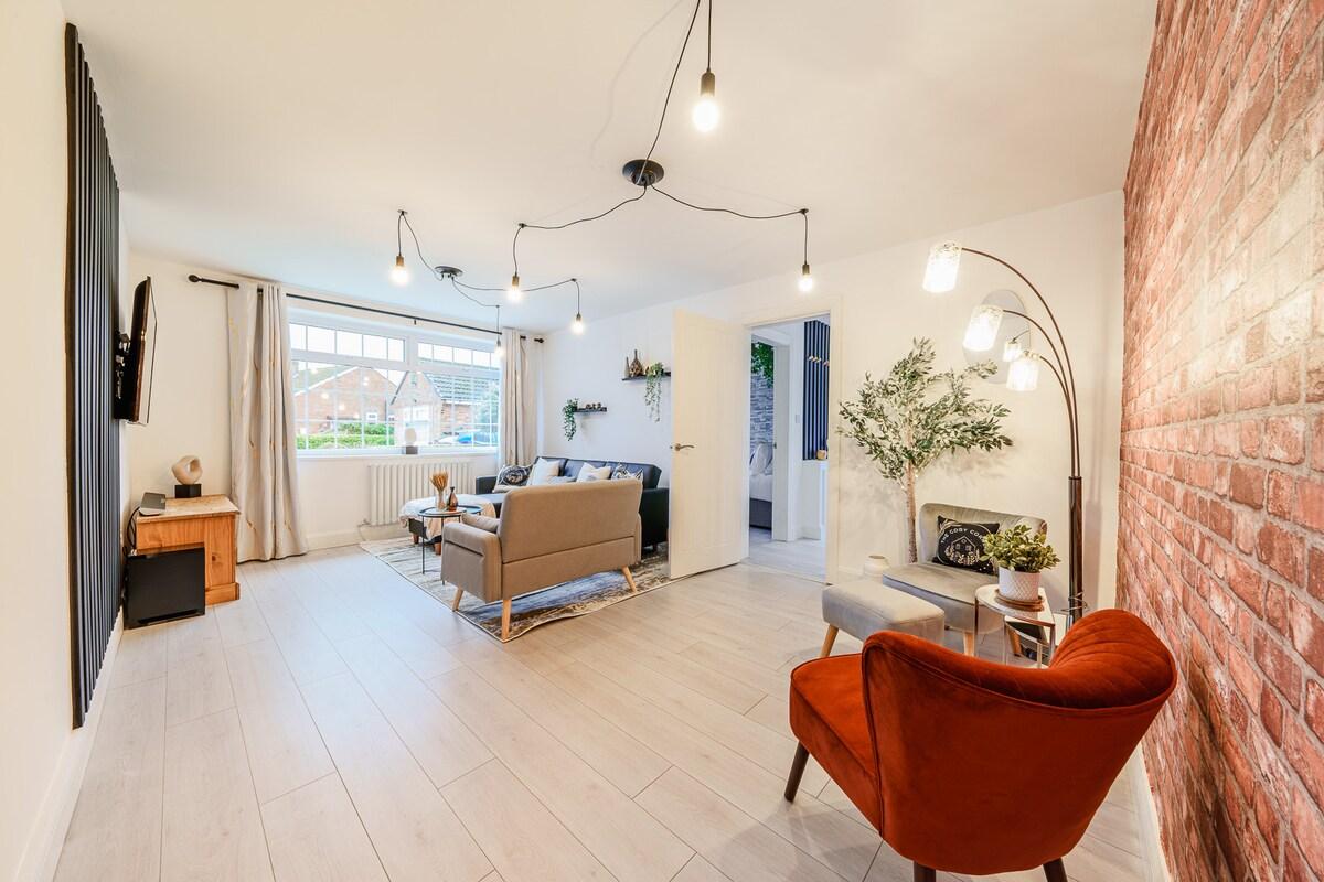Stylish 6BR Home | Sleeps 12 | Free Parking-Garden3