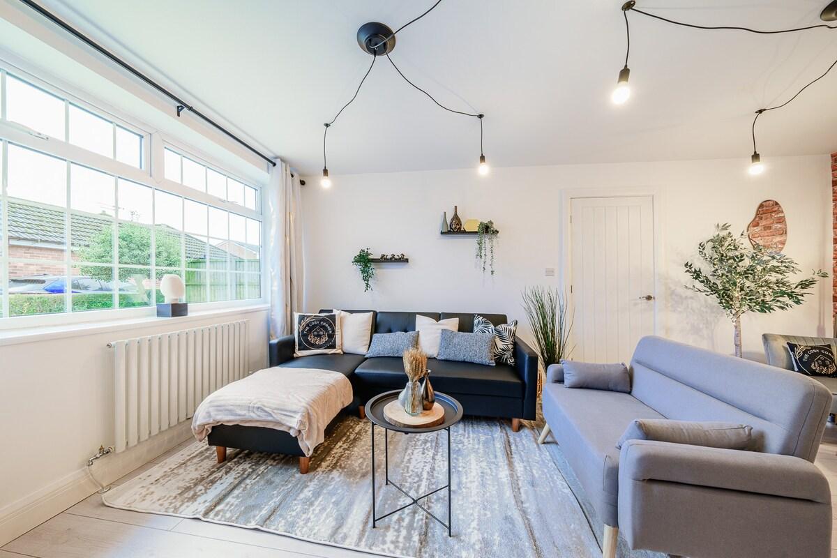 Stylish 6BR Home | Sleeps 12 | Free Parking-Garden4