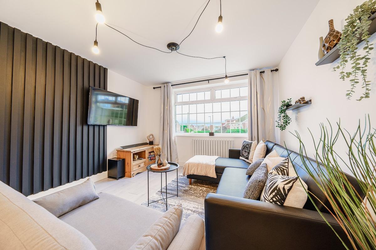 Stylish 6BR Home | Sleeps 12 | Free Parking-Garden6