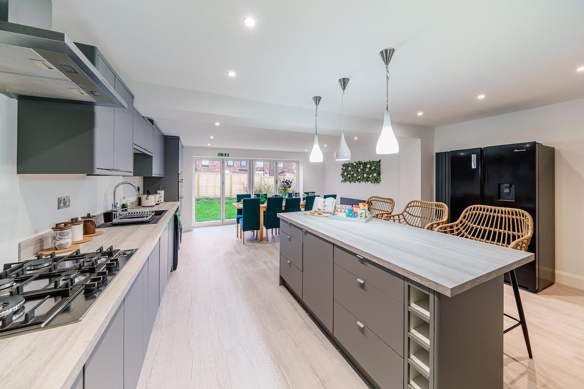 Stylish 6BR Home | Sleeps 12 | Free Parking-Garden6