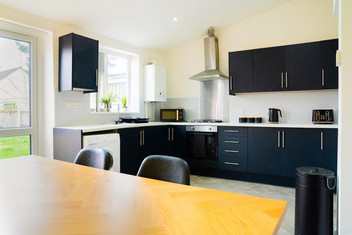 4BR Home By Comfy Nest Short Term Lets Coventry2