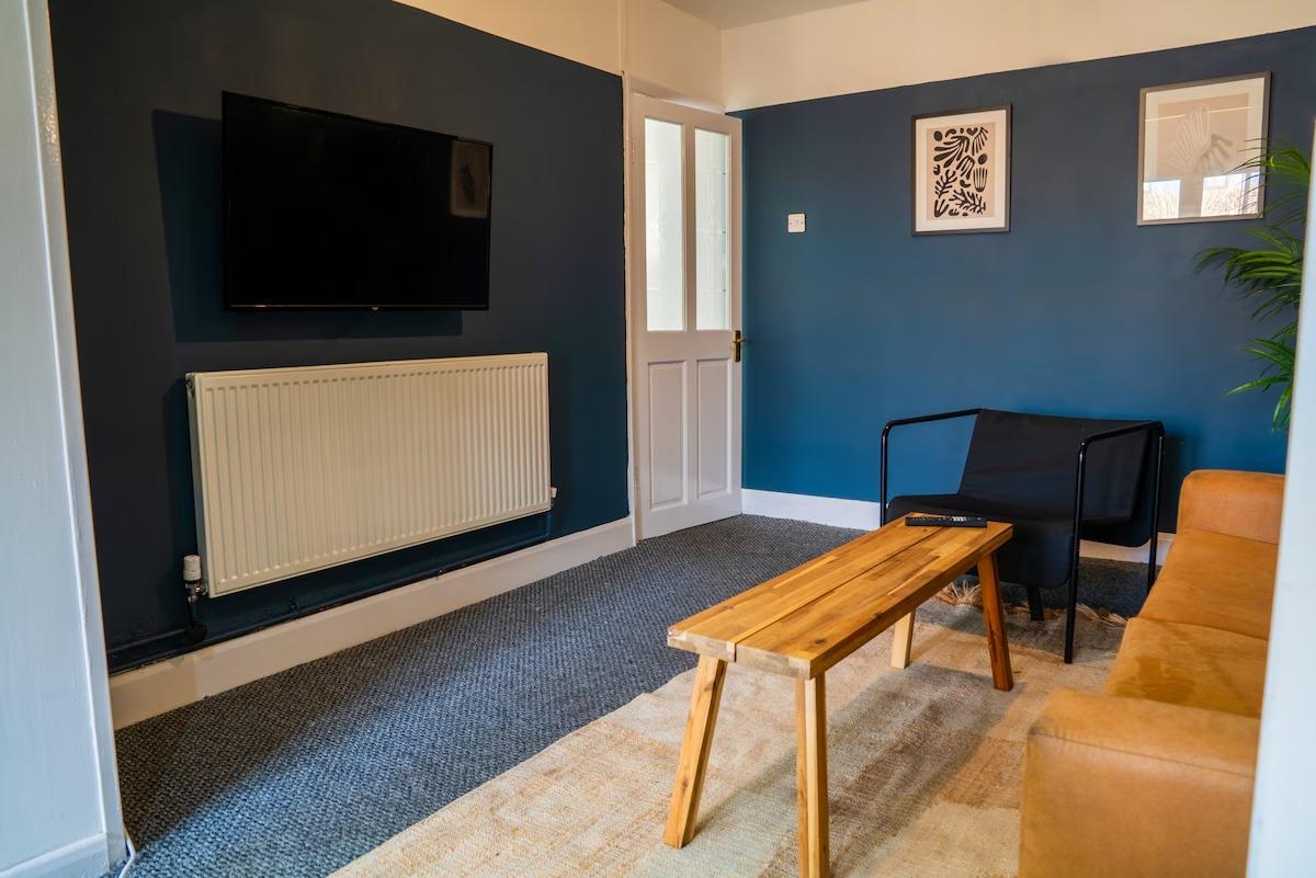 4BR Home By Comfy Nest Short Term Lets Coventry5