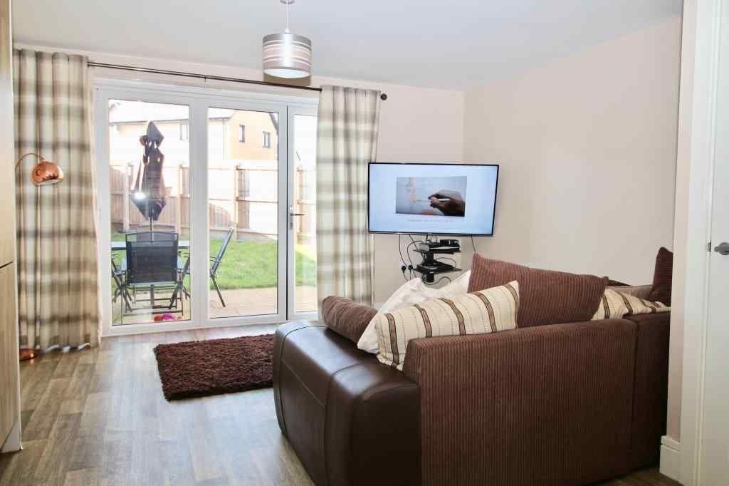 2BR By Comfy Nest Short Term Rental Corby|Parking2