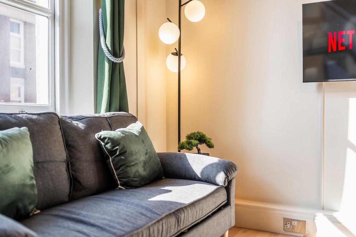 Split Level 1 Bed | Sleeps 3, City Center, Castle3