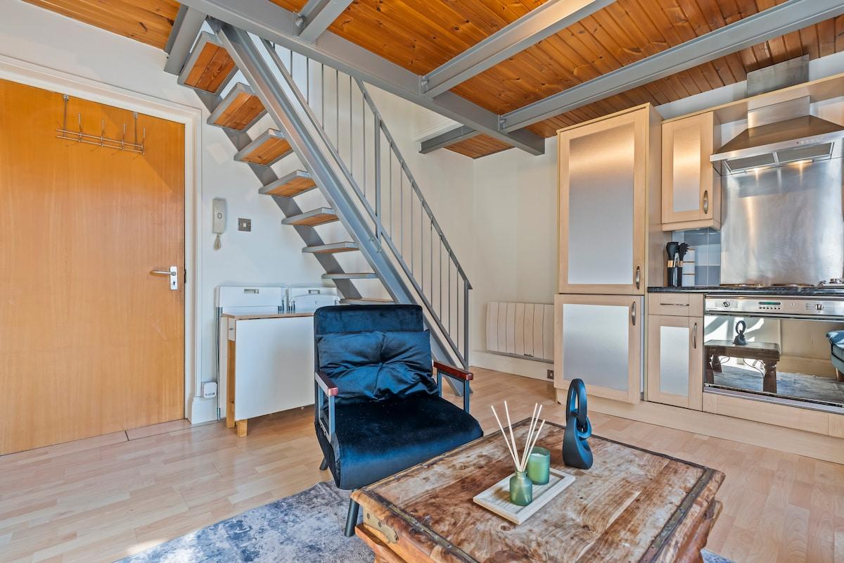 Split Level 1 Bed | Sleeps 3, City Center, Castle6