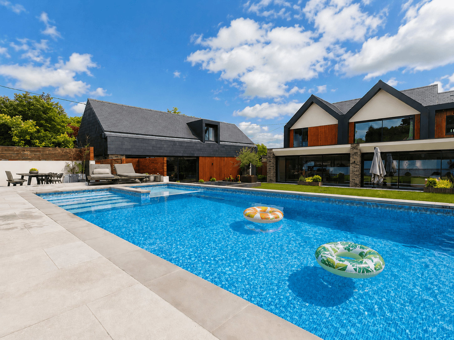 Modern Luxury House Pool Cinema Sauna Games Bar2