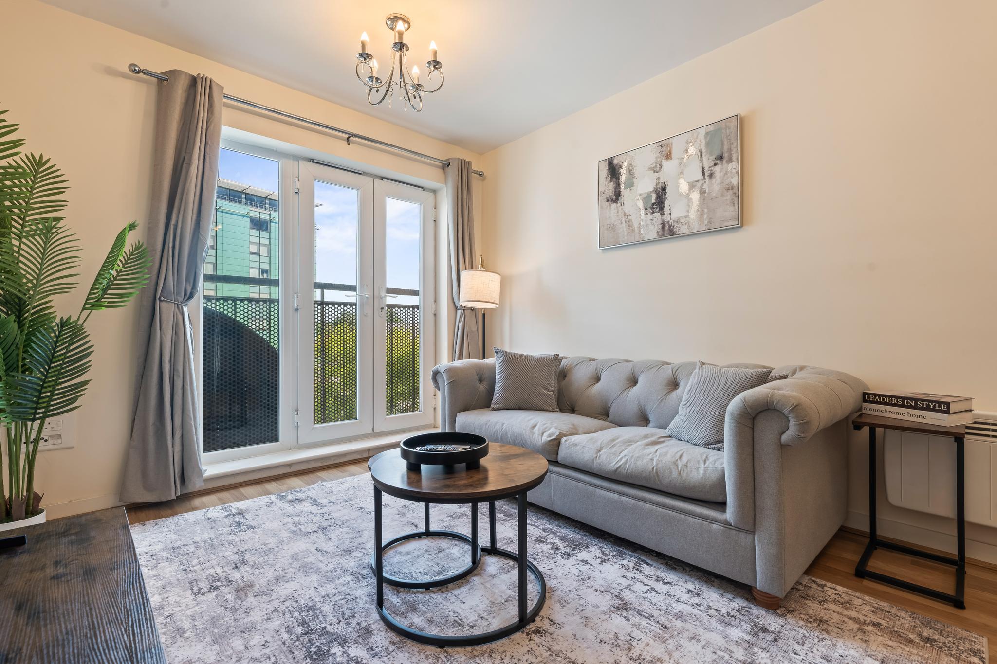 Bright 1-Bed | Lift Access, Sleeps 4, Free Parking3