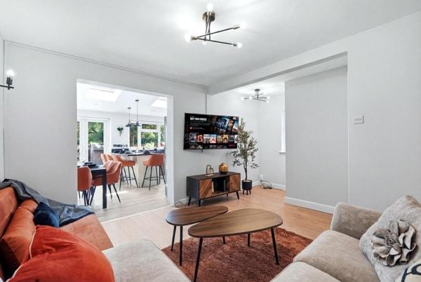 Auburn 4 BR Park House | Sleeps 9 | Near NEC3