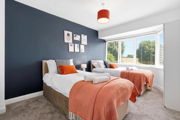 Auburn 4 BR Park House | Sleeps 9 | Near NEC1