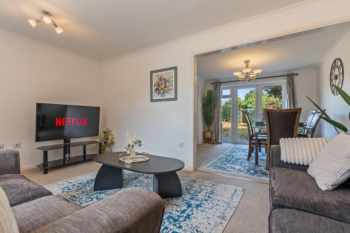 Spacious 5 Bed | 7 beds, Free parking, Sleeps 92
