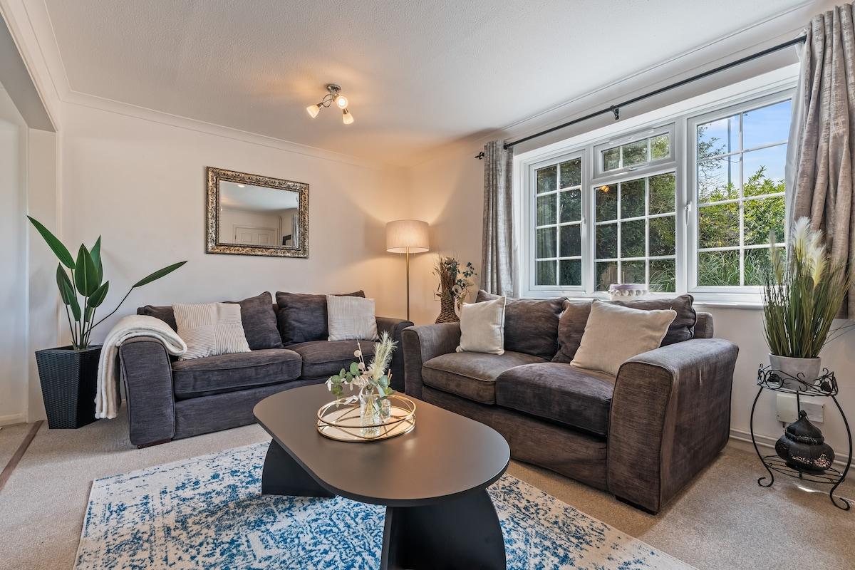 Spacious 5 Bed | 7 beds, Free parking, Sleeps 93
