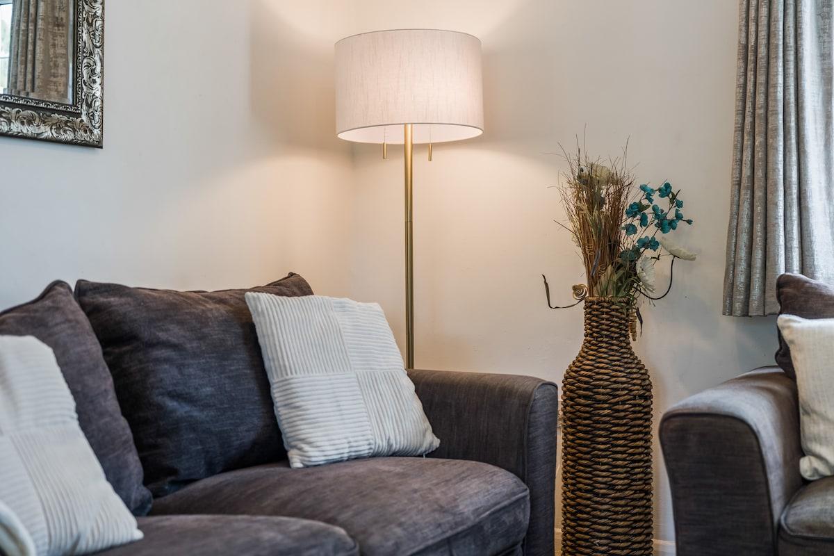 Spacious 5 Bed | 7 beds, Free parking, Sleeps 94