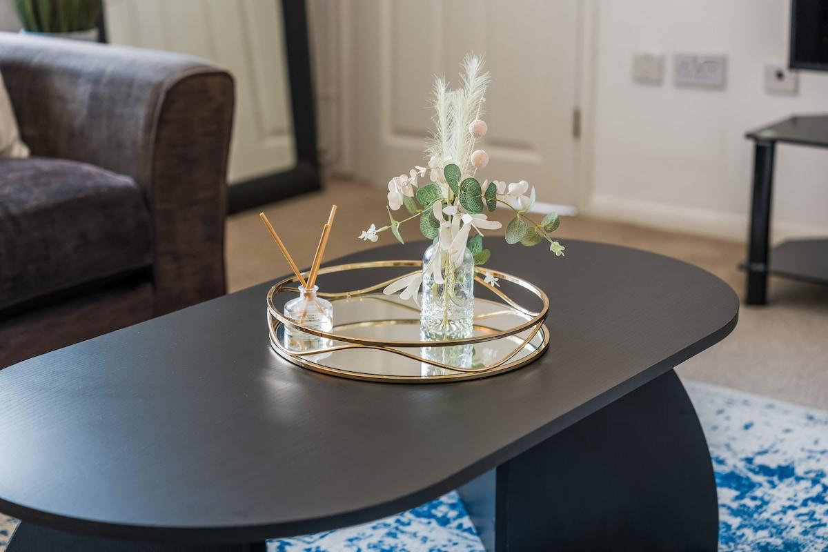 Spacious 5 Bed | 7 beds, Free parking, Sleeps 95