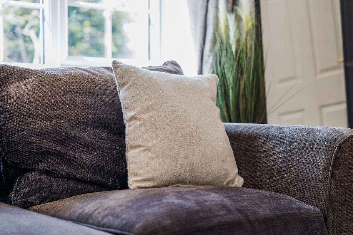 Spacious 5 Bed | 7 beds, Free parking, Sleeps 96