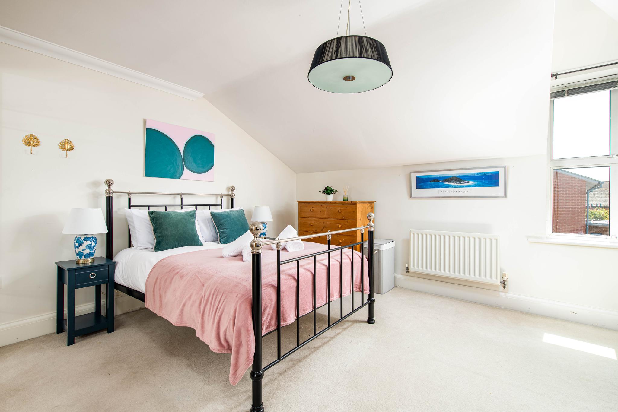 NEW-Stylish Central 4 Bed House-Sleeps 8-Parking3