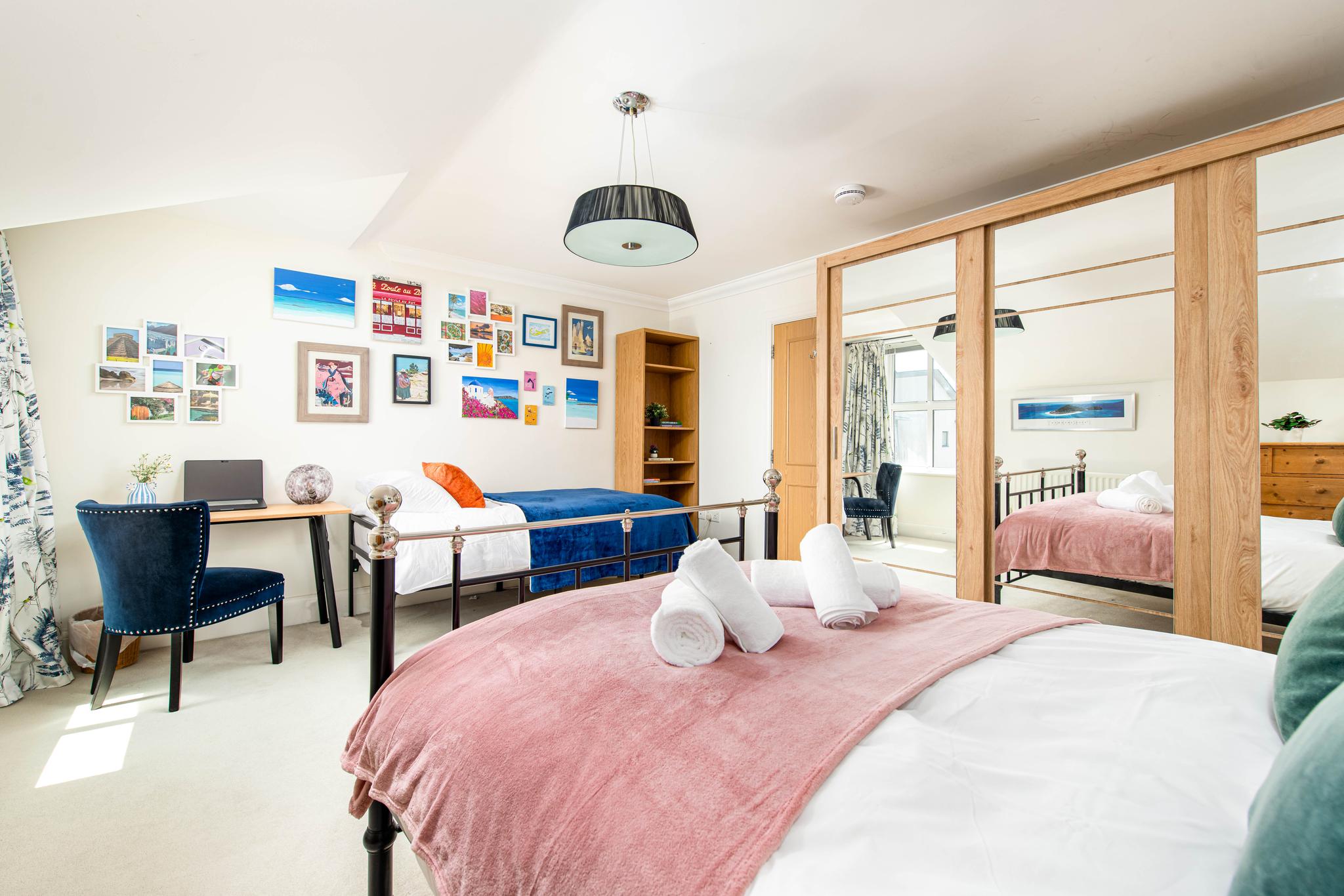 NEW-Stylish Central 4 Bed House-Sleeps 8-Parking5