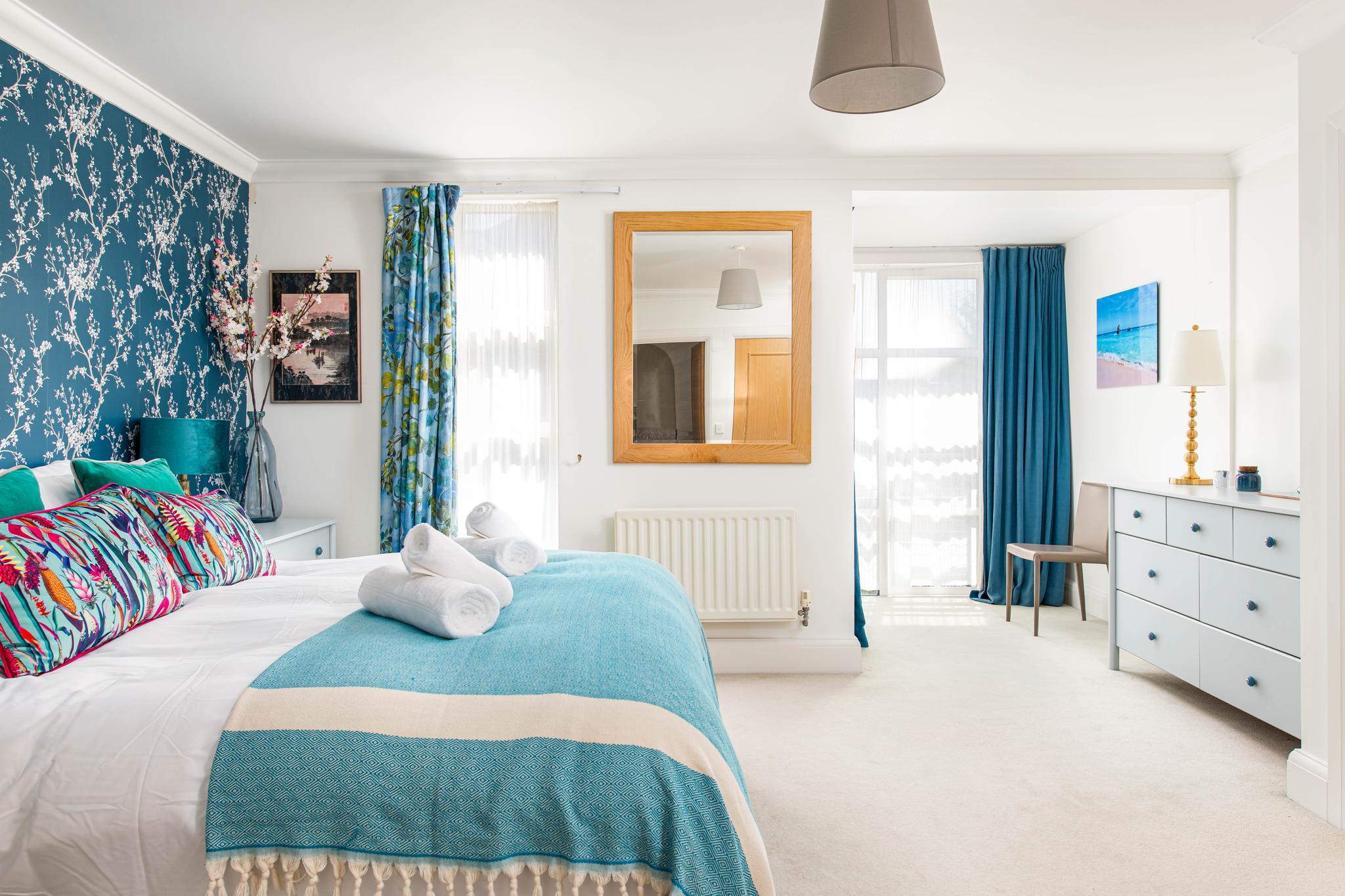 NEW-Stylish Central 4 Bed House-Sleeps 8-Parking2