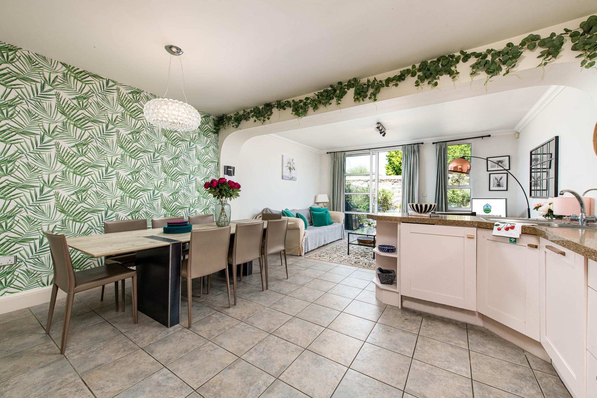 NEW-Stylish Central 4 Bed House-Sleeps 8-Parking6