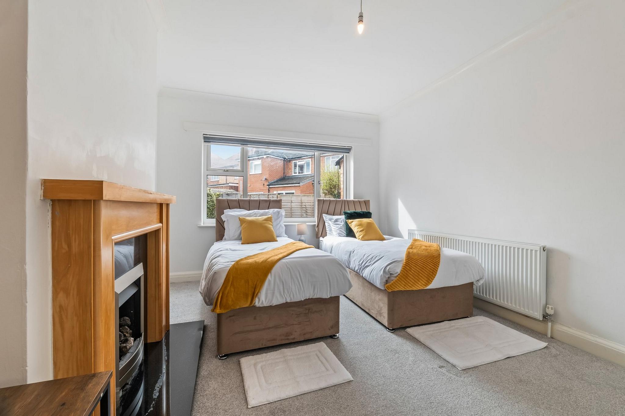 Leicester Contractor Stay | Free Parking-Sleeps 84