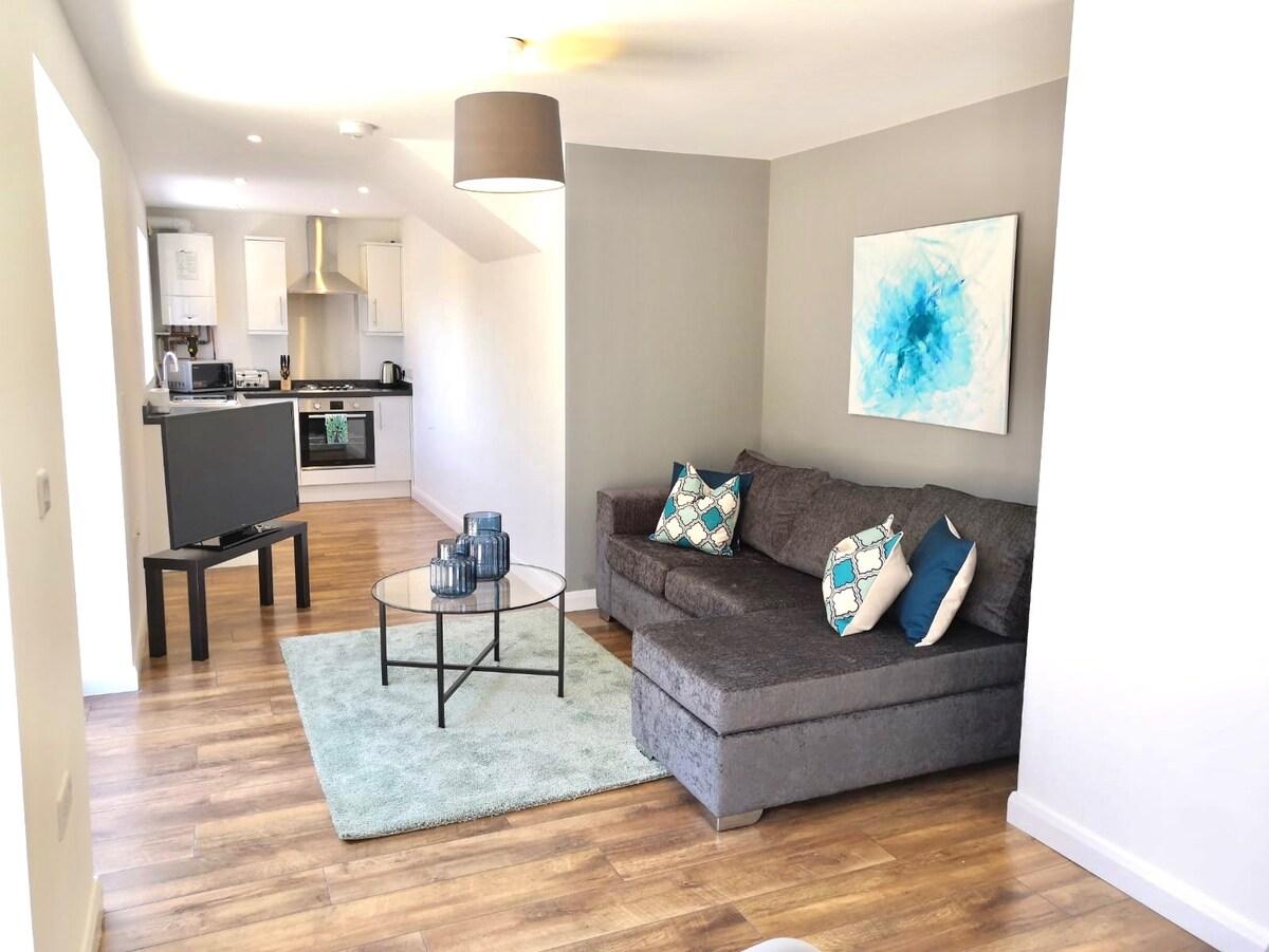 Elegant Apartment | King Bed | Patio & Parking2