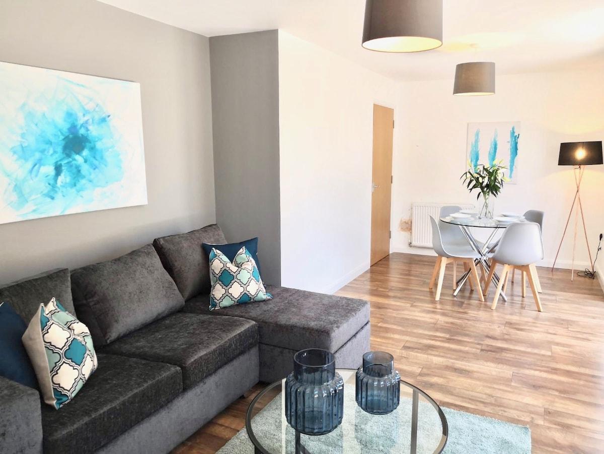 Elegant Apartment | King Bed | Patio & Parking3