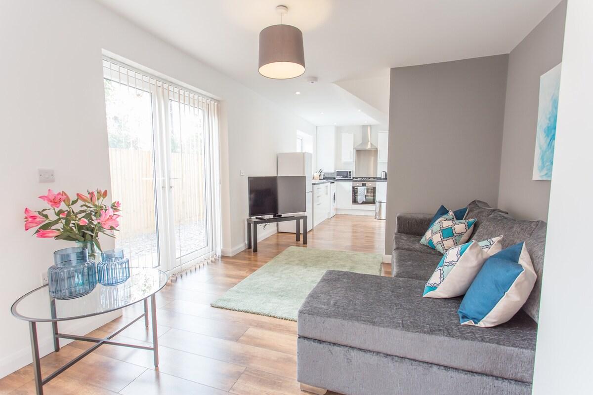 Elegant Apartment | King Bed | Patio & Parking6