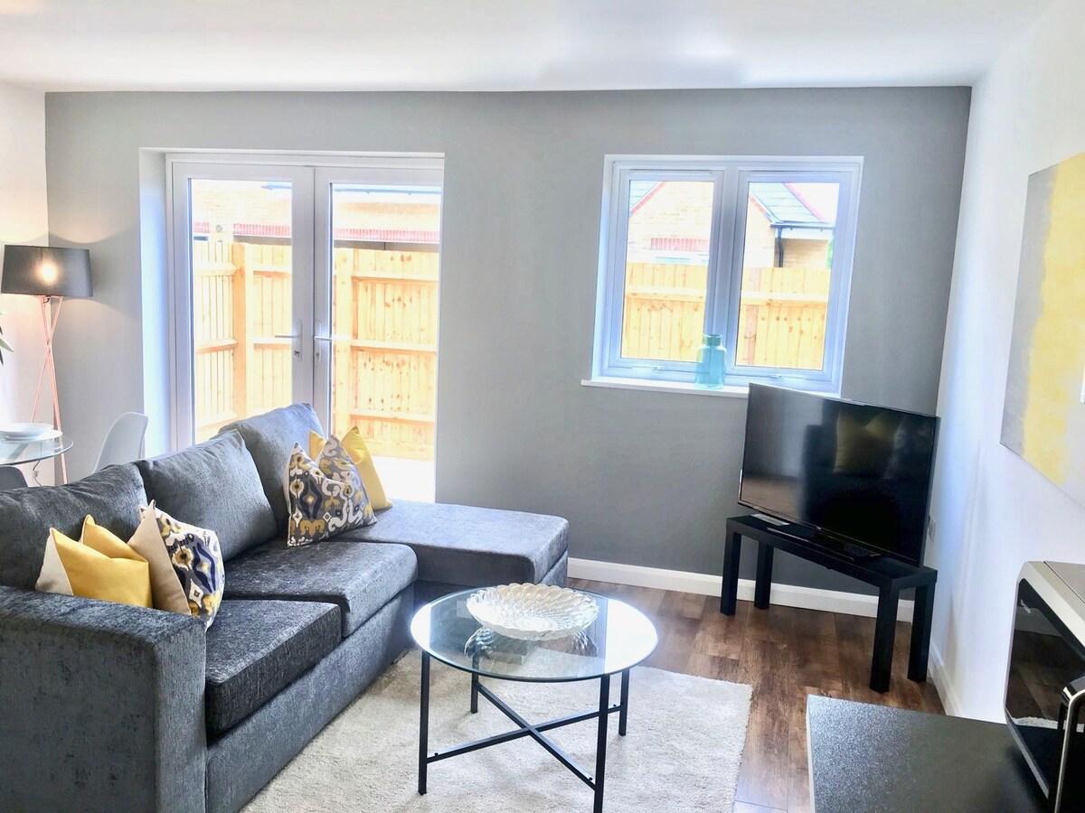 King Bed 1BR | Patio | Oxford Business Park | Pets2