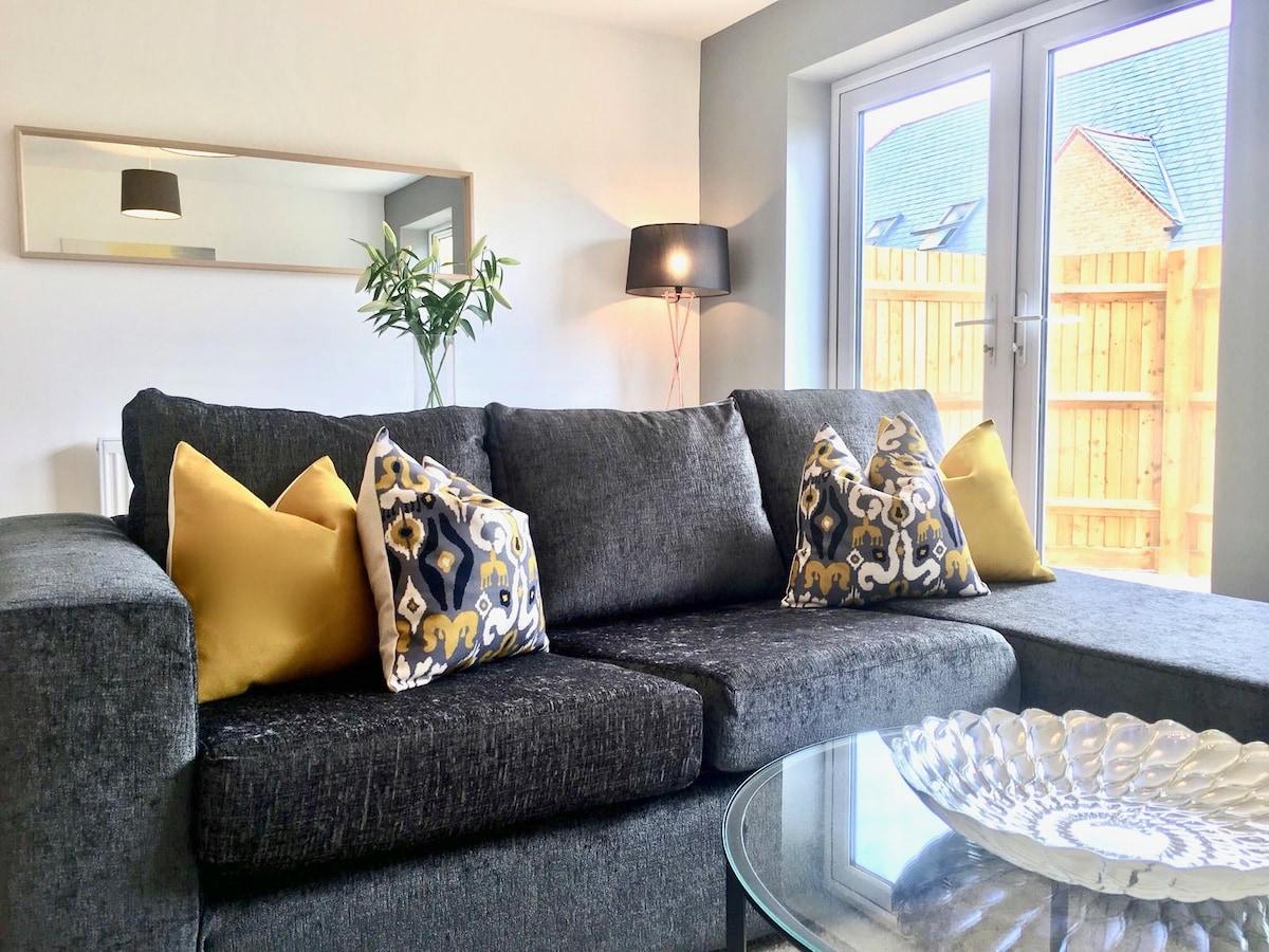King Bed 1BR | Patio | Oxford Business Park | Pets4