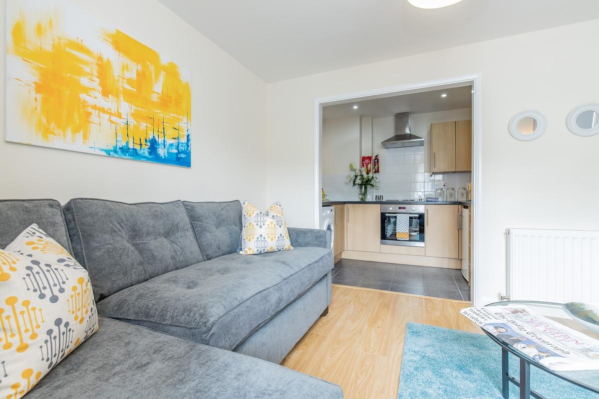 Modern 2BR Apartment | Patio | Pets Welcome5