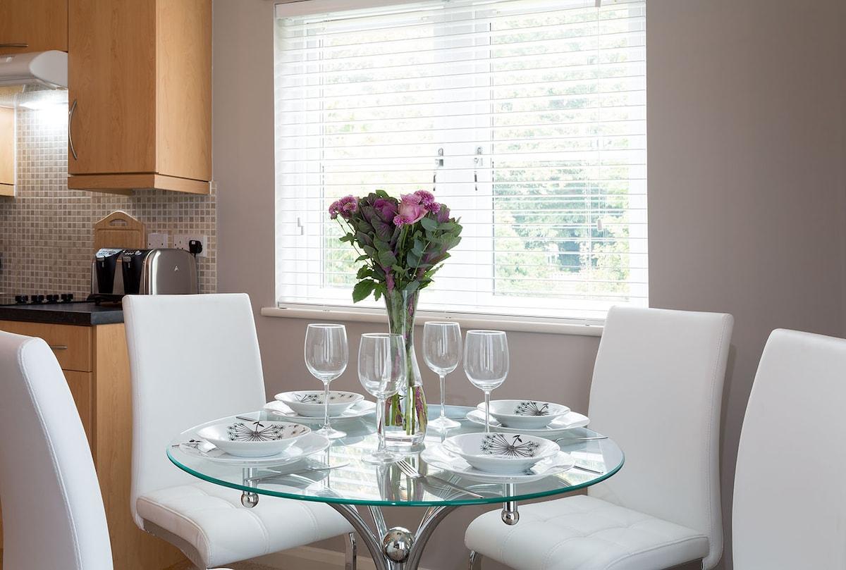 Bright 2BR in Headington | JR, Manor & Shops4