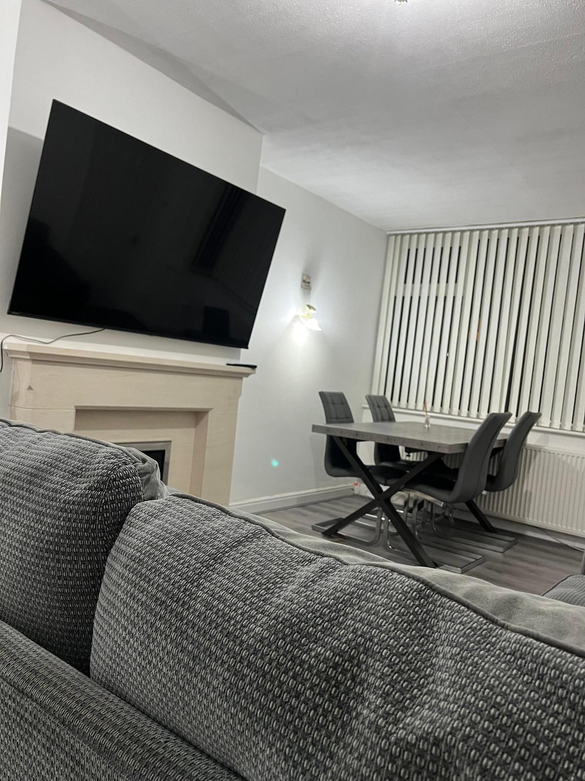 Stylish 3BR Townhouse| Driveway Parking| Fast Wifi2