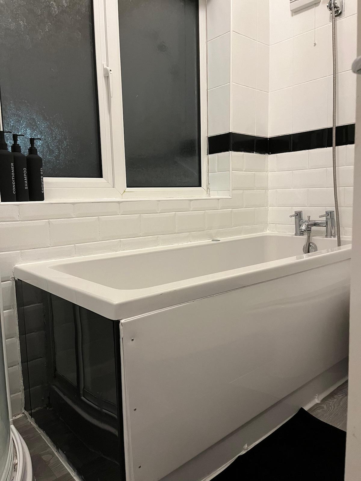 Stylish 3BR Townhouse| Driveway Parking| Fast Wifi5