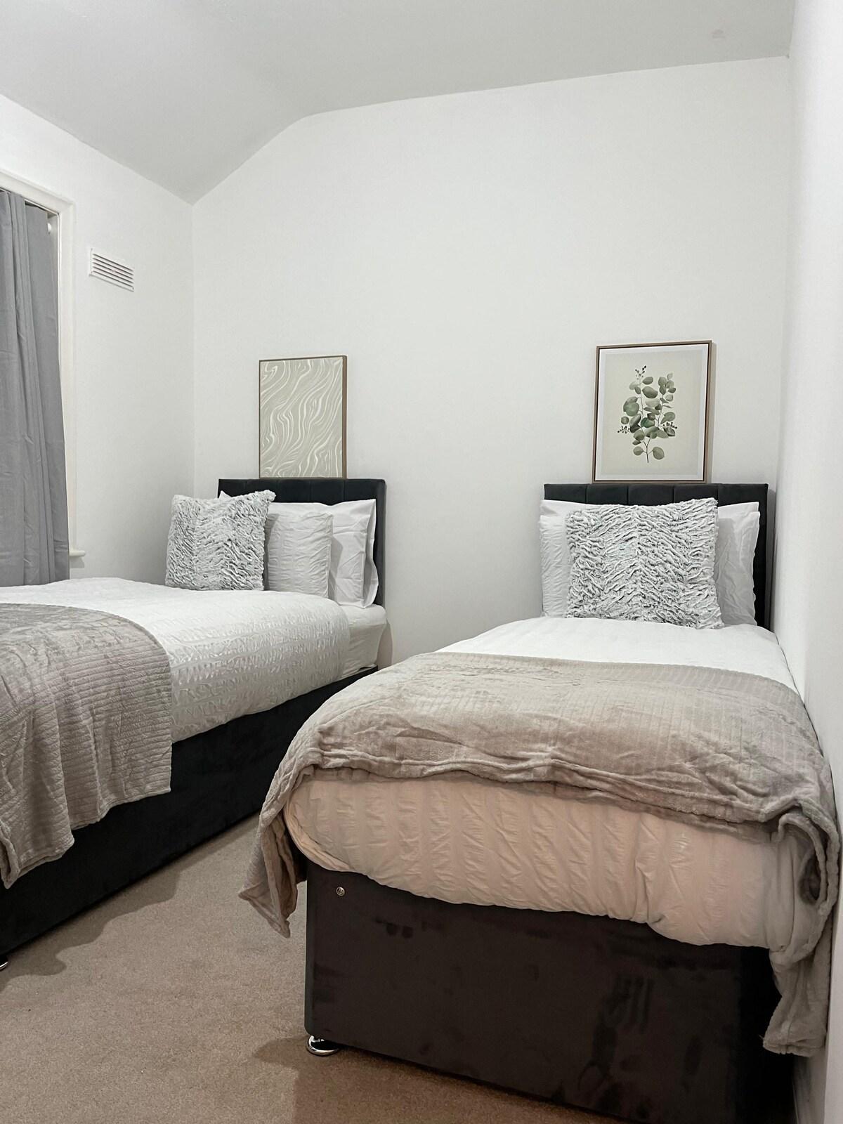 Stylish 3BR Townhouse| Driveway Parking| Fast Wifi6