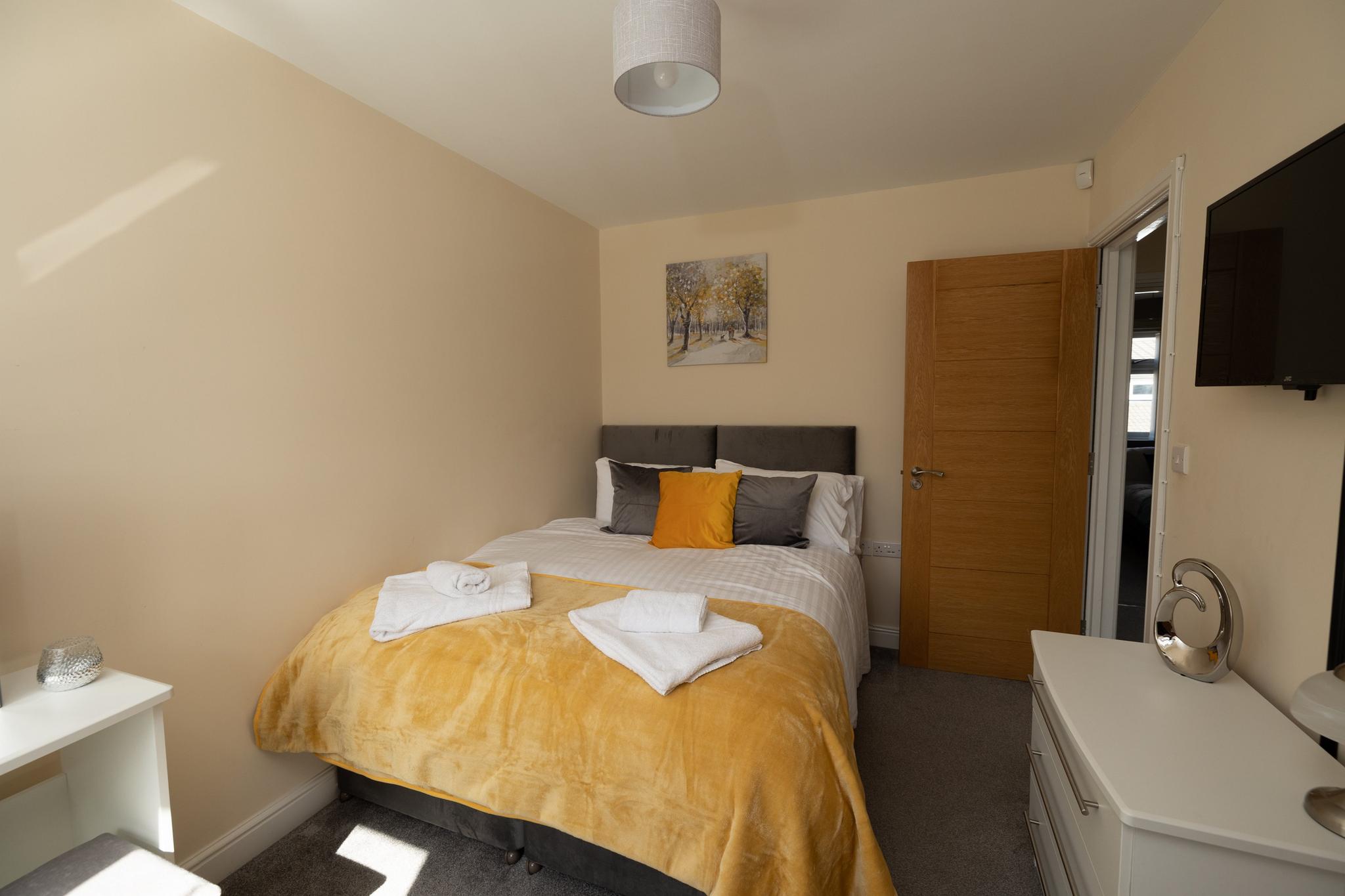 Modern 4-Bed House | Windsor | Driveway + Garden6